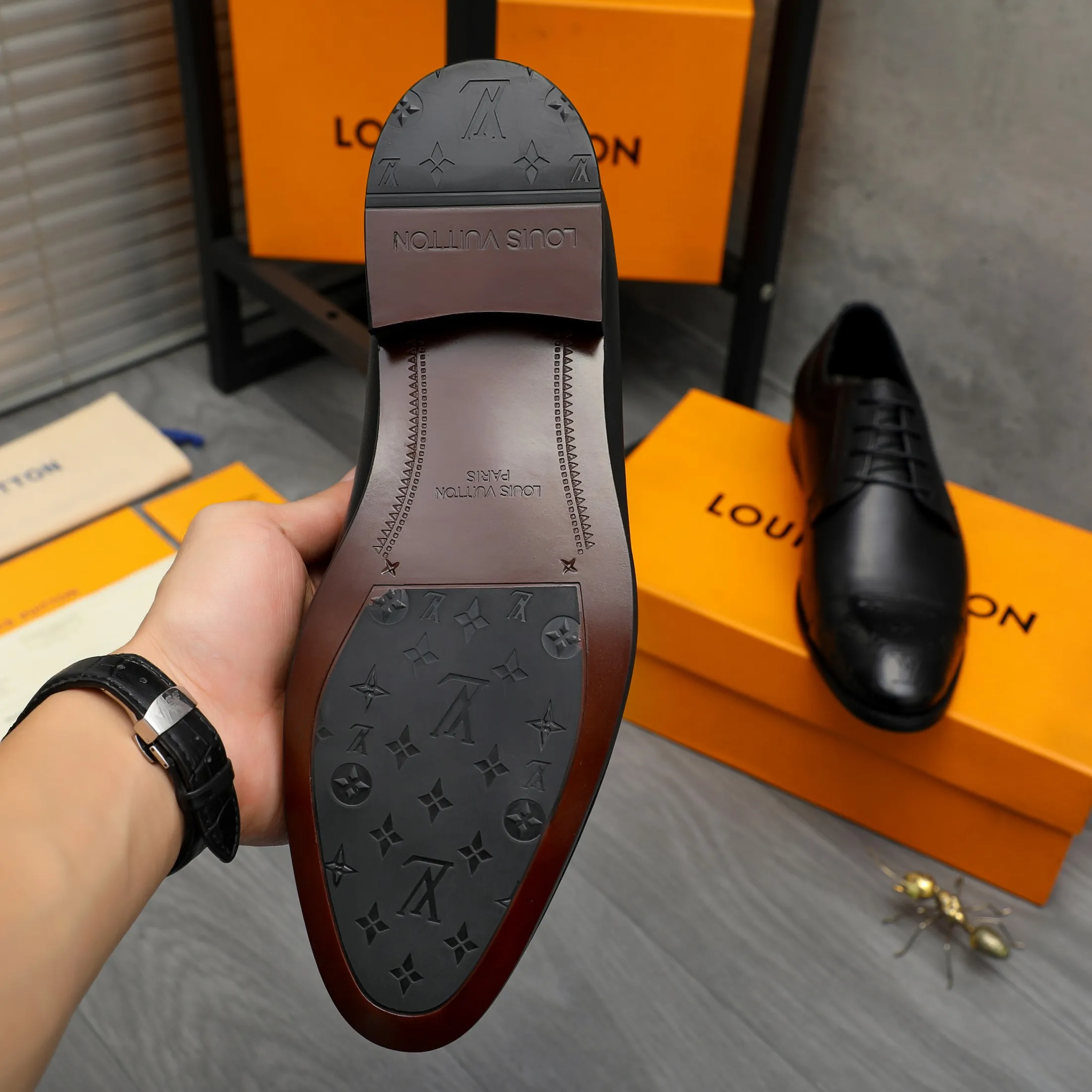 Men's shoes 💰p460 Product trademark: LV (Louis Vuitton) business lace-up leather shoes True size: 39-44 Product material: Selected high-quality cowhide stitching embossed cowhide upper, cowhide lining, original rubber outsole